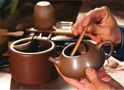 紫砂壺保養(yǎng)過(guò)程中的注意事項(xiàng)